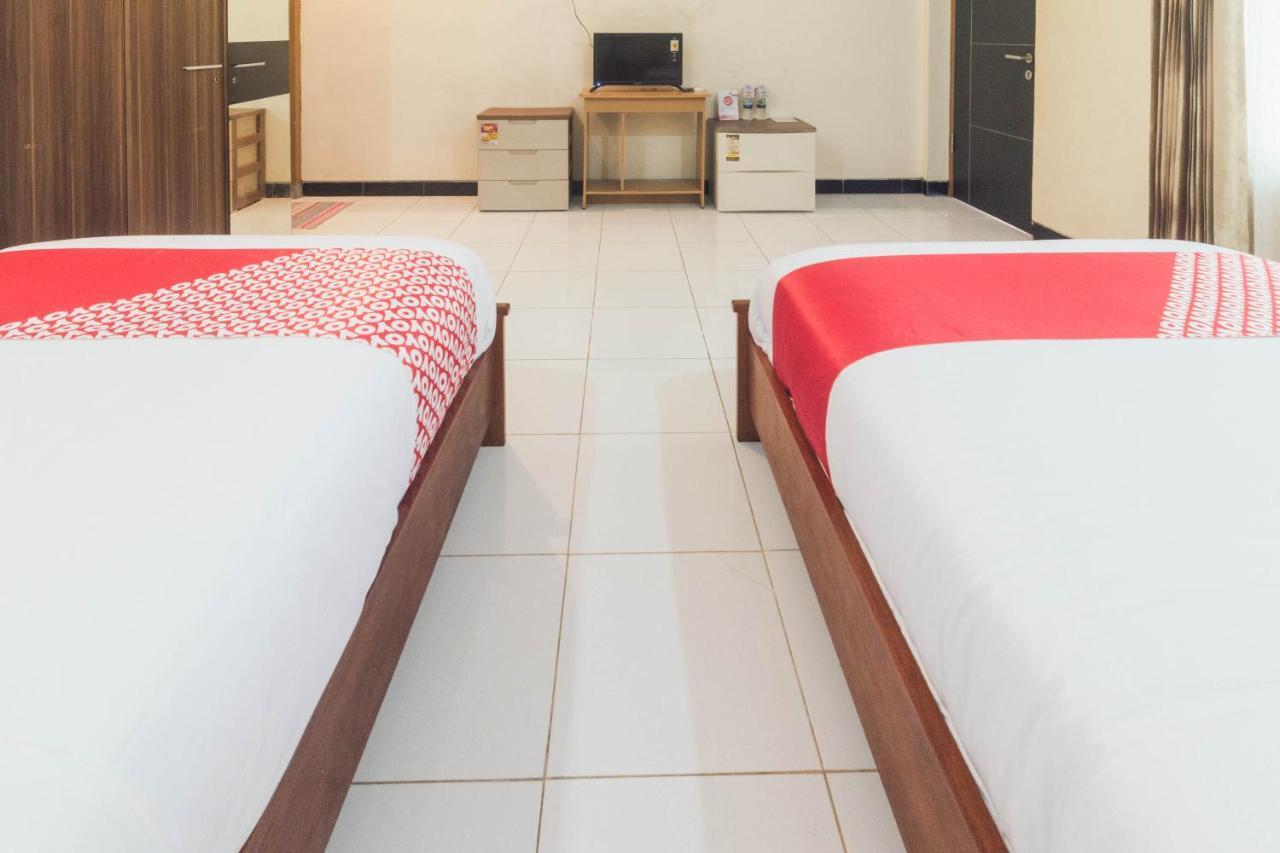 Oyo 1688 Collin Beach Hotel Амбон Екстериор снимка