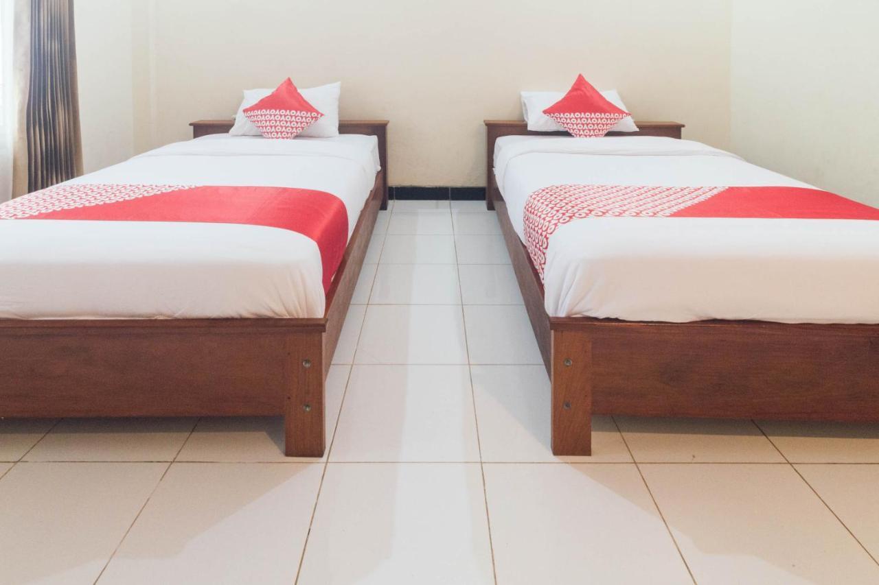 Oyo 1688 Collin Beach Hotel Амбон Екстериор снимка