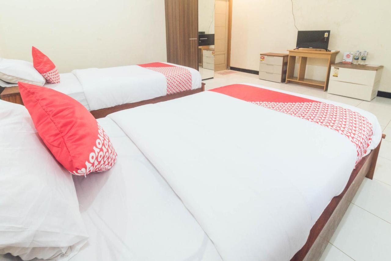 Oyo 1688 Collin Beach Hotel Амбон Екстериор снимка
