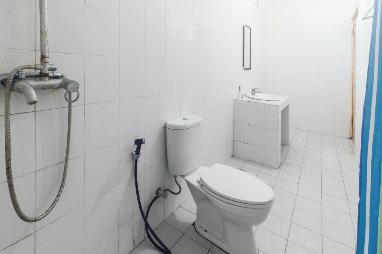 Oyo 1688 Collin Beach Hotel Амбон Екстериор снимка